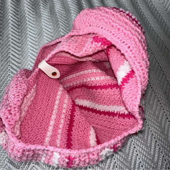 Handmade Pink and White Crochet Shoulder Bag with Faux Leather Snap Closure - Picture 9 of 9